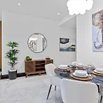 Lush Living With Jacuzzi And Burj Khalifa View