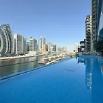 Lush Living With Jacuzzi And Burj Khalifa View