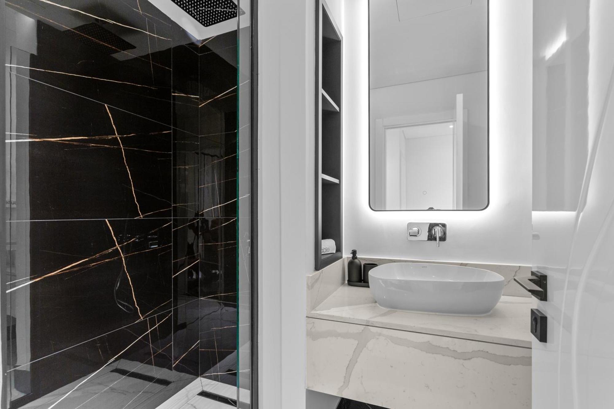 Lush Living With Jacuzzi And Burj Khalifa View Apartment