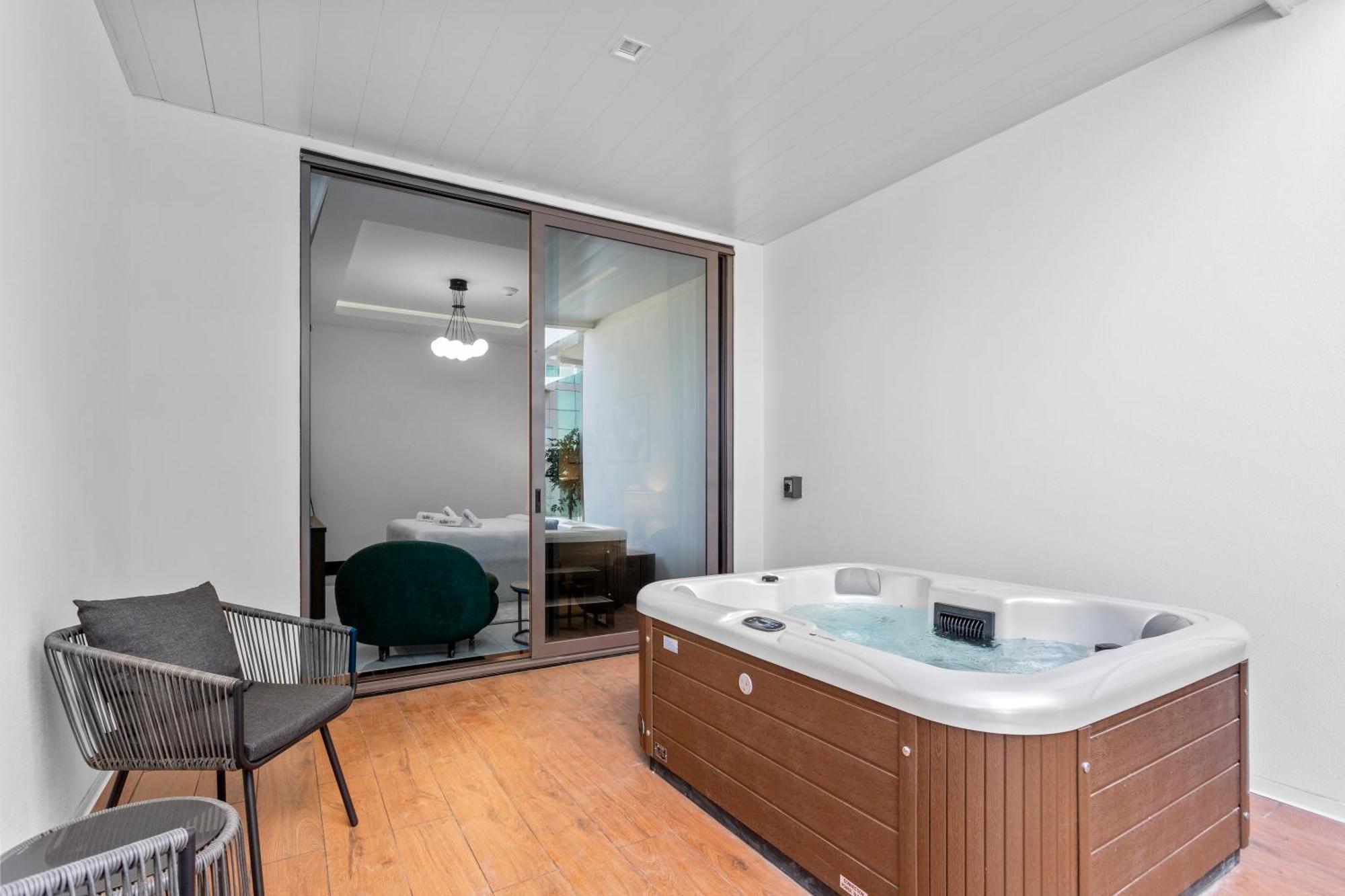 Apartment Lush Living With Jacuzzi And Burj Khalifa View *