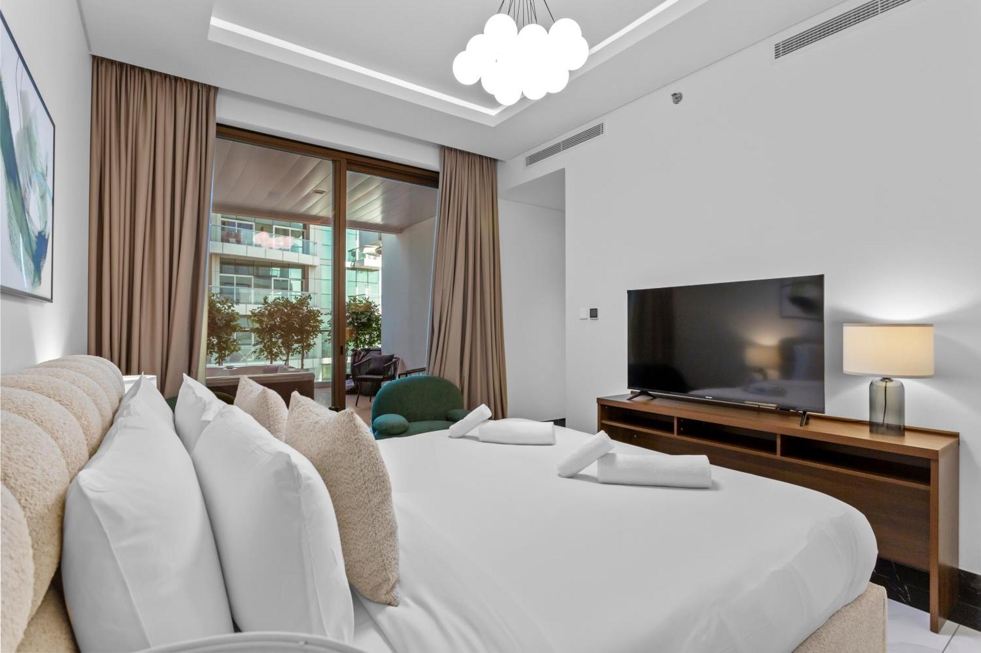 Lush Living With Jacuzzi And Burj Khalifa View * Dubai