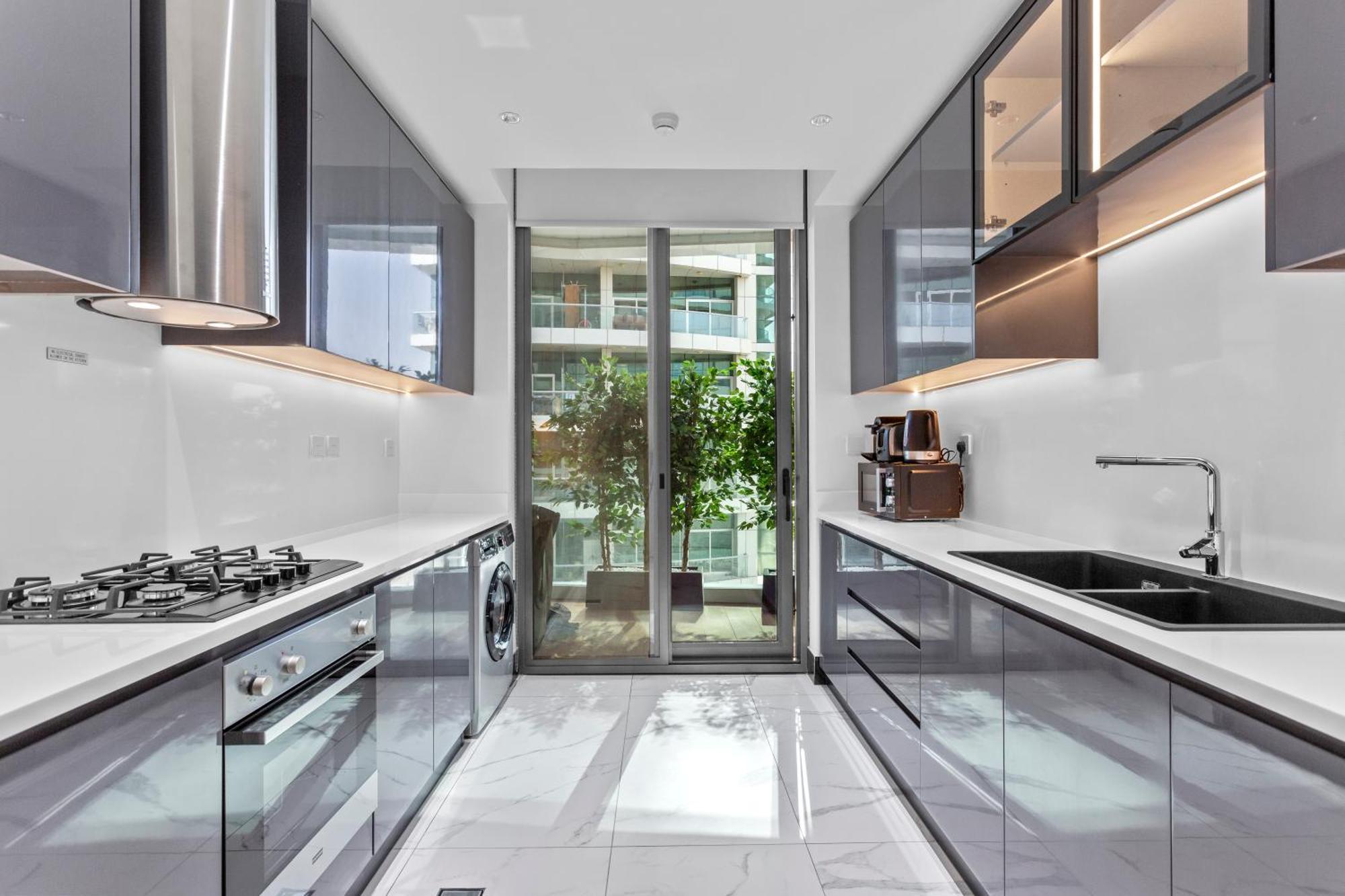 Lush Living With Jacuzzi And Burj Khalifa View Dubai