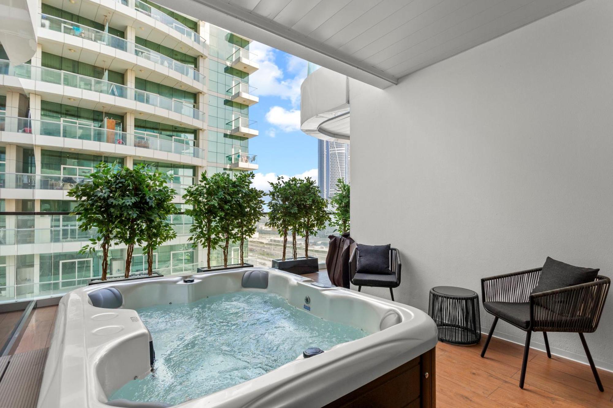 Lush Living With Jacuzzi And Burj Khalifa View