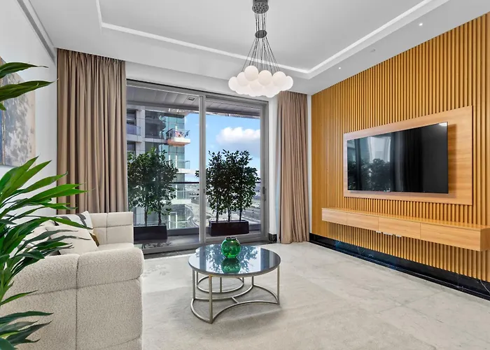 Lush Living With Jacuzzi And Burj Khalifa View